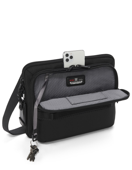 Sac bandoulière TUMI Alpha Bravo Service Black, poche avant ouverte avec clés et téléphone