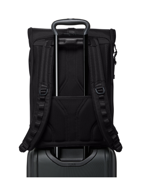 Sac à dos en nylon TUMI Alpha Bravo Surveillance Black, passant arrière fixé sur une valise