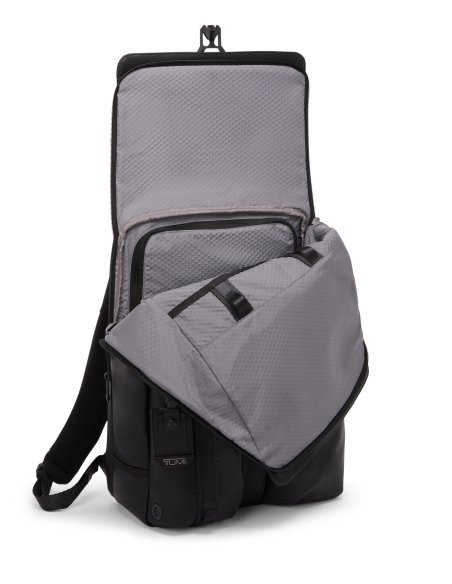 Sac à dos en cuir TUMI Alpha Bravo Surveillance Black, rabat relevé et compartiment principal ouvert