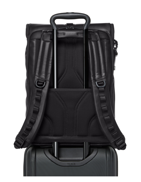 Sac à dos en cuir TUMI Alpha Bravo Surveillance Black, passant arrière fixé sur une valise