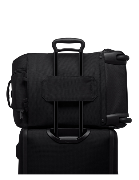 Sac convertible 2 roues 55cm TUMI Alpha Bravo Black, présenté horizontalement sur une valise