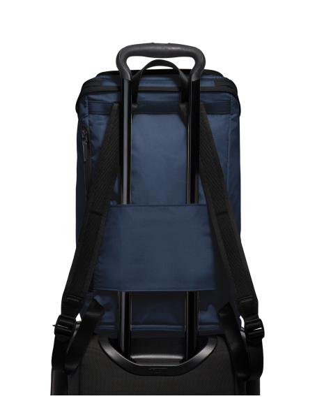 Sac à dos pliable TUMI Alpha Bravo Packable Navy, passant arrière fixé sur une valise