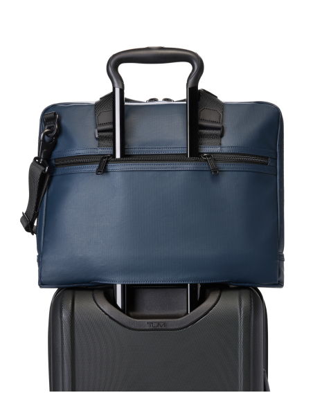 Porte-documents toile enduite TUMI Alpha Bravo Academy Navy Coated Canvas, passant arrière fixé sur une valise