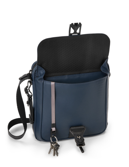 Sac bandoulière toile enduite TUMI Alpha Bravo Junior Navy Coated Canvas, rabat avant relevé avec attache-clés