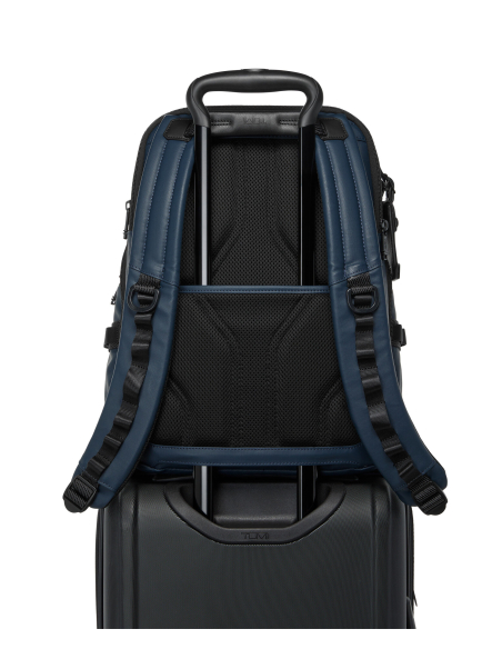 Sac à dos extensible toile enduite TUMI Alpha Bravo Navigation Navy Coated Canvas, passant arrière fixé sur une valise
