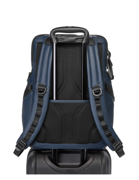 Sac à dos toile enduite TUMI Alpha Bravo Renegade Navy Coated Canvas, passant arrière fixé sur une valise