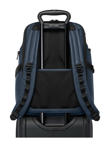 Sac à dos toile enduite TUMI Alpha Bravo Search Navy Coated Canvas, passant arrière fixé sur une valise