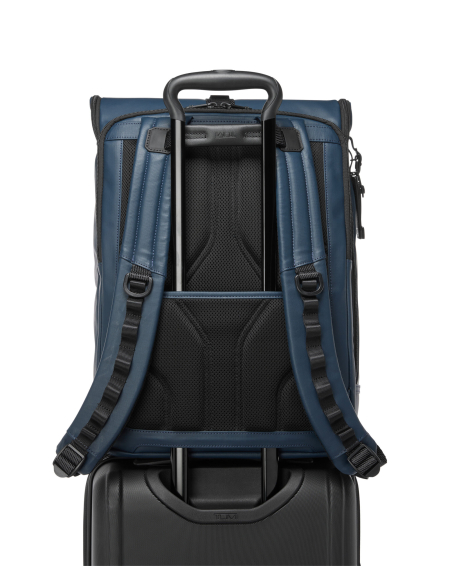 Sac à dos toile enduite TUMI Alpha Bravo Surveillance Navy Coated Canvas, passant arrière fixé sur une valise