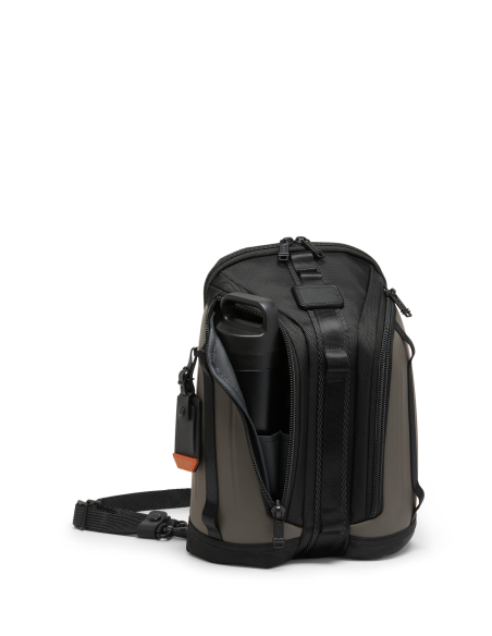 Sac convertible nylon embossé TUMI Alpha Bravo Knight Terra Brown, poche latérale ouverte avec bouteille