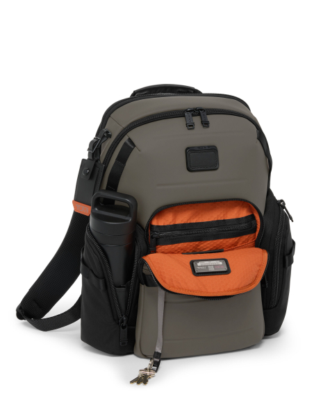 Sac à dos extensible nylon embossé TUMI Alpha Bravo Navigation Terra Brown, poche avant ouverte et attache-clés