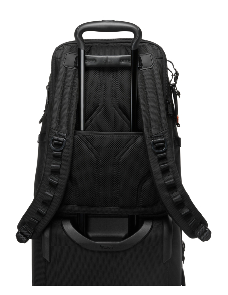 Sac à dos extensible nylon embossé TUMI Alpha Bravo Navigation Terra Brown, passant arrière fixé sur une valise