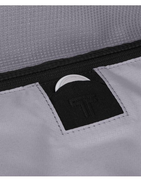 Porte-vêtements cabine 4 roues 38cm TUMI Alpha Black, détail de la poche pour AirTag