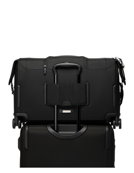 Porte-vêtements cabine 4 roues 38cm TUMI Alpha Black, passant arrière installé sur une valise