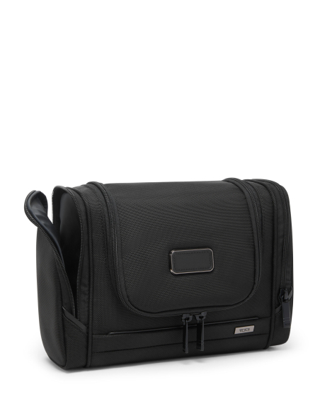 Trousse de toilette à suspendre en nylon TUMI Alpha Black, vue de trois quarts avec poignée latérale