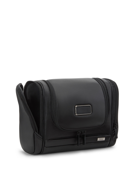 Trousse de toilette à suspendre en cuir TUMI Alpha Black, vue de trois quarts avec poignée latérale