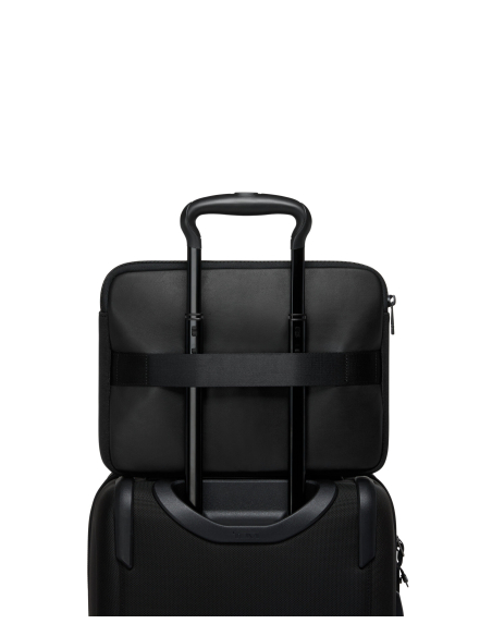 Housse ordinateur 13 pouces cuir TUMI Alpha Black, passant au dos installé sur une valise