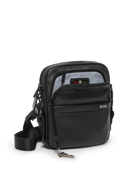 Sac bandoulière Medium cuir TUMI Alpha Black, compartiment ouvert et attache-clés