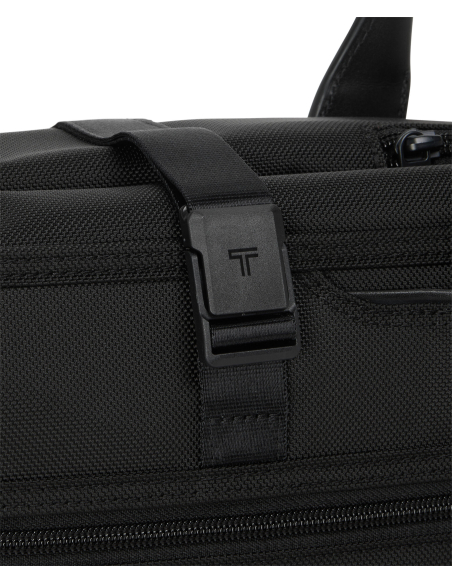 Housse porte-vêtements pliable TUMI Alpha Black, détail de la boucle de fermeture