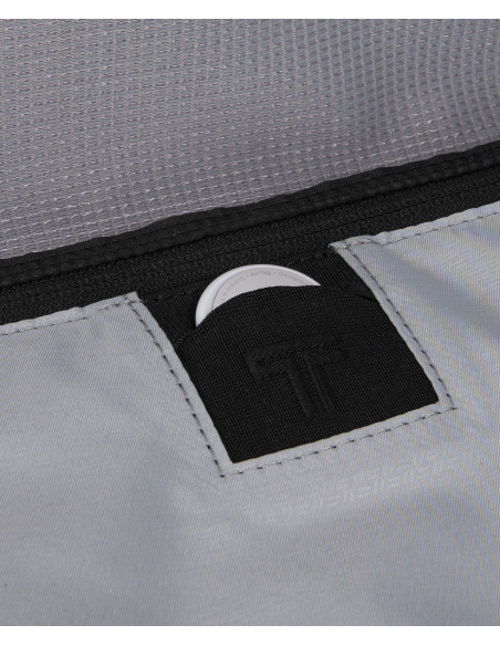 Housse porte-vêtements pliable TUMI Alpha Black, détail de la poche pour AirTag