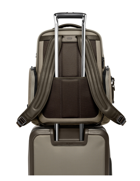 Sac à dos Large Barker TUMI Arrivé Taupe, installation sur poignée de valise