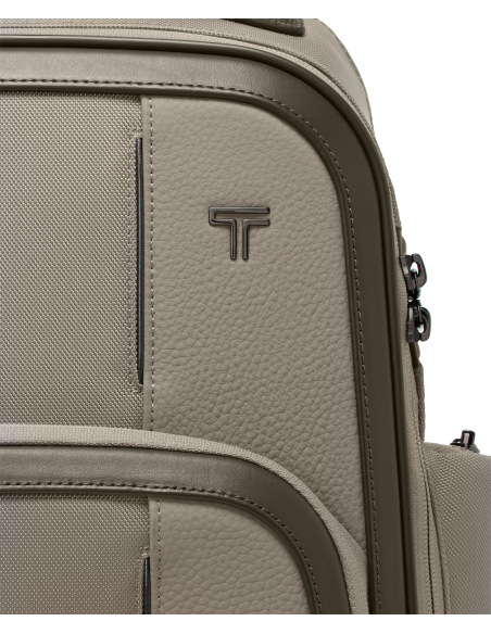 Sac à dos Large Barker TUMI Arrivé Taupe, détail du logo et du tissu