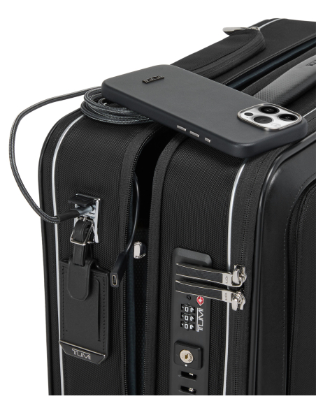 Valise compacte 4 roues 40cm TUMI Arrivé Black, port USB-C utilisé avec un téléphone