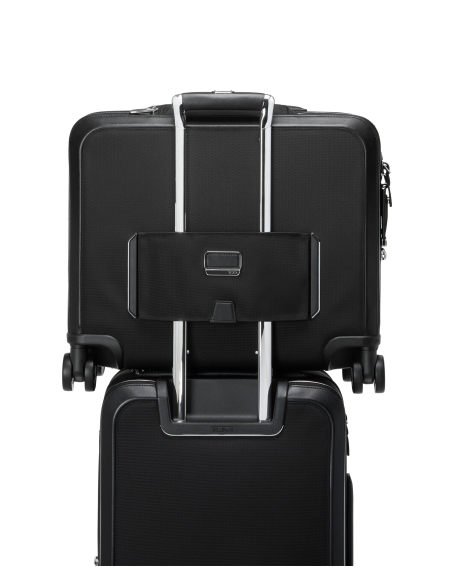 Valise compacte 4 roues 40cm TUMI Arrivé Black, installation sur une poignée de valise