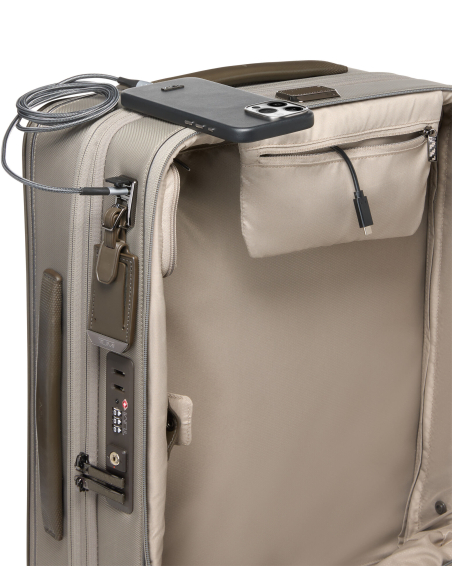 Valise cabine Large extensible 55cm TUMI Arrivé Taupe, branchement USB-C avec téléphone
