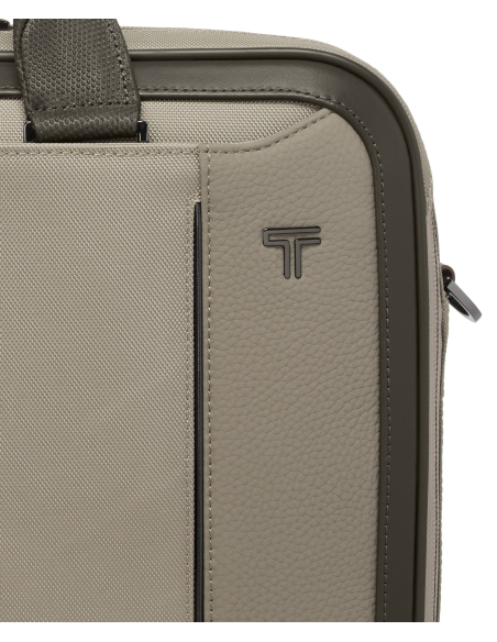 Porte-documents Slim Hannover TUMI Arrivé Taupe, détail du logo et de la finition