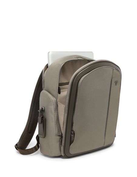 Sac à dos Medium Larson TUMI Arrivé Taupe, ordinateur dans son compartiment arrière