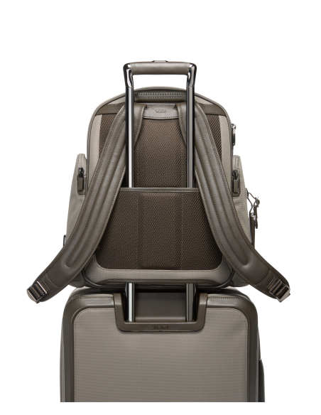 Sac à dos Medium Larson TUMI Arrivé Taupe, sac placé sur une poignée de valise