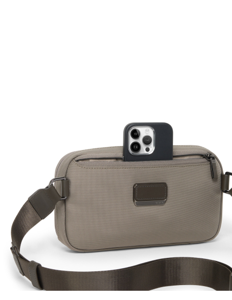 Sac porté croisé Messina polyester TUMI Arrivé Taupe, vue arrière avec téléphone dans la poche