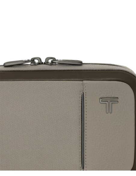 Sac porté croisé Messina polyester TUMI Arrivé Taupe, détail des fermetures et du panneau avant