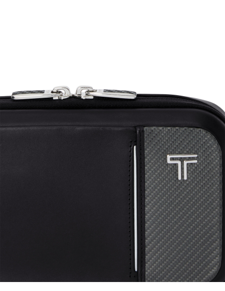 Sac porté croisé Messina cuir TUMI Arrivé Black, détail du panneau carbone et des tirettes