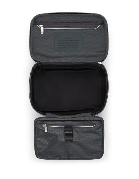 Trousse de toilette Richards TUMI Arrivé Black, vue de dessus sur les compartiments ouverts