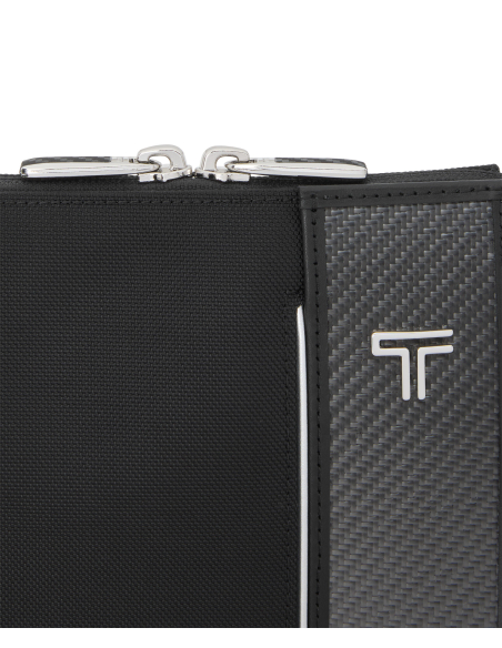 Pochette Ronan TUMI Arrivé Black, détail de la finition et du logo
