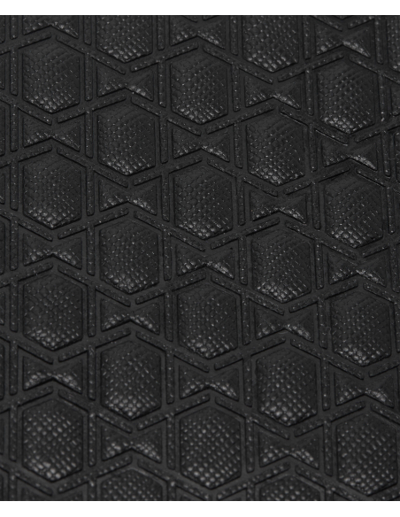 Détail du motif TUMI T sur le cuir du Nassau Black Textured Monogram