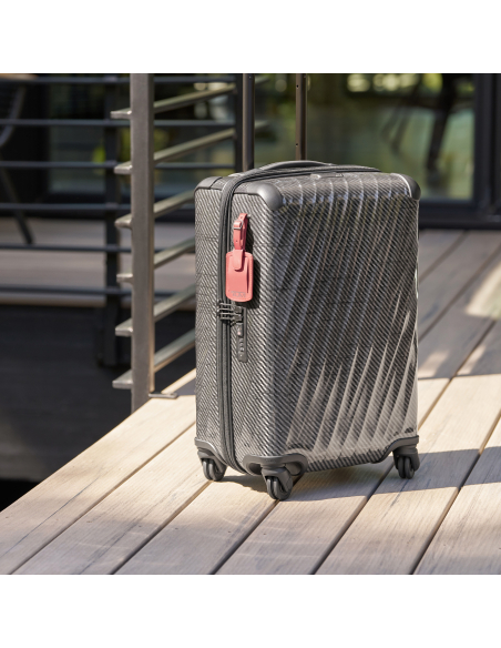 Étiquette à bagage TUMI Accents en cuir taille B Rose, exemple de fixation à une valise