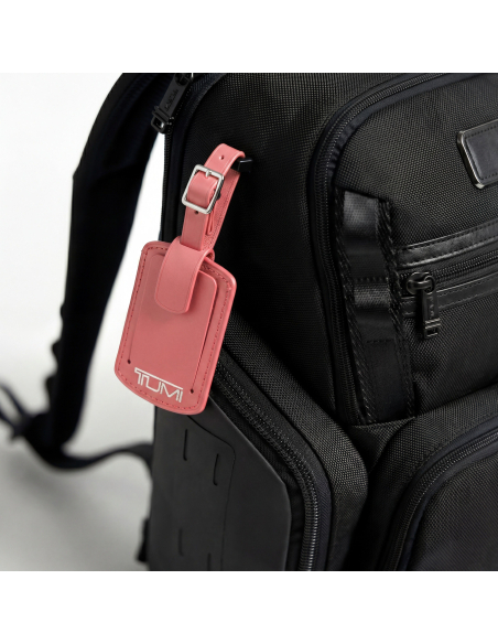 Étiquette à bagage TUMI Accents en cuir taille B Rose, vue de l’étiquette attachée à un sac à dos