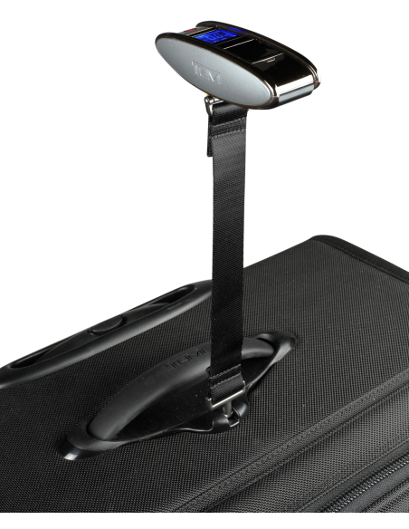 Pèse-bagage électronique TUMI Gunmetal, exemple de pesée par la poignée d’une valise