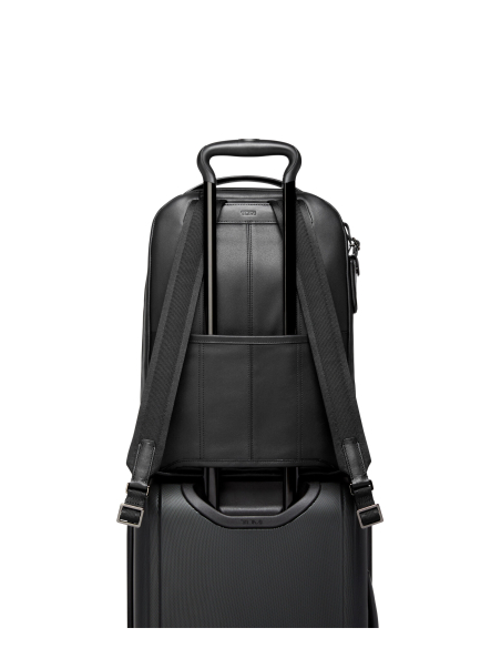 Sac à dos TUMI Harrison Bradner cuir Black Bombe, fixation sur une poignée de valise