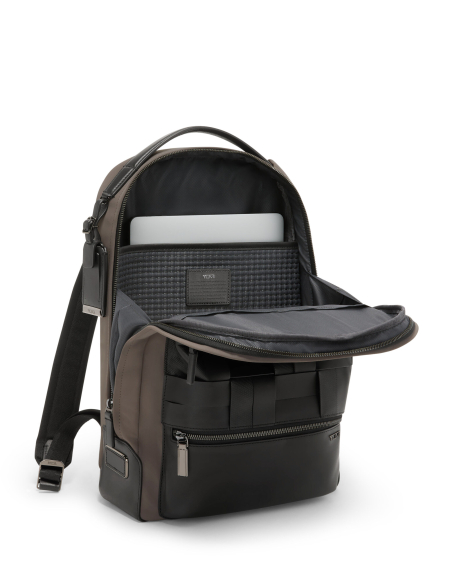 Sac à dos TUMI Harrison Bradner panneau cuir tressé Taupe/Black Woven, rangement ordinateur ouvert