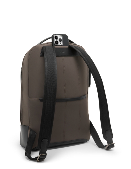 Sac à dos TUMI Harrison Bradner panneau cuir tressé Taupe/Black Woven, vue arrière avec bretelles et poche téléphone
