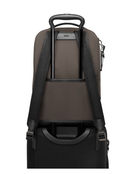 Sac à dos TUMI Harrison Bradner panneau cuir tressé Taupe/Black Woven, fixation sur une poignée de valise