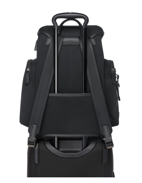 Sac à dos TUMI Harrison Griffen Midnight Black, passant arrière sur une valise
