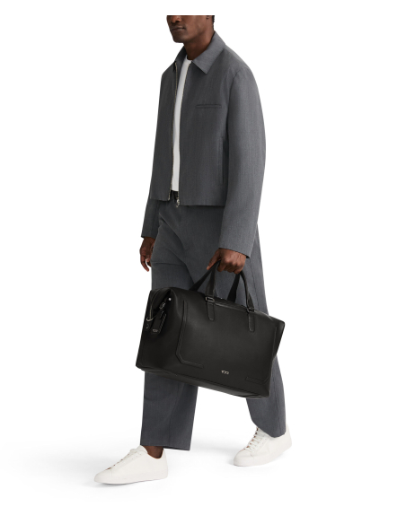 Sac de voyage TUMI Harrison Nelson cuir Black Bombe, portage à la main en situation