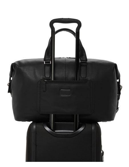 Sac de voyage TUMI Harrison Nelson cuir Black Bombe, sac sur une valise