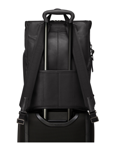 Sac à dos TUMI Harrison Osborn cuir Black Bombe, passant sur la poignée d’une valise