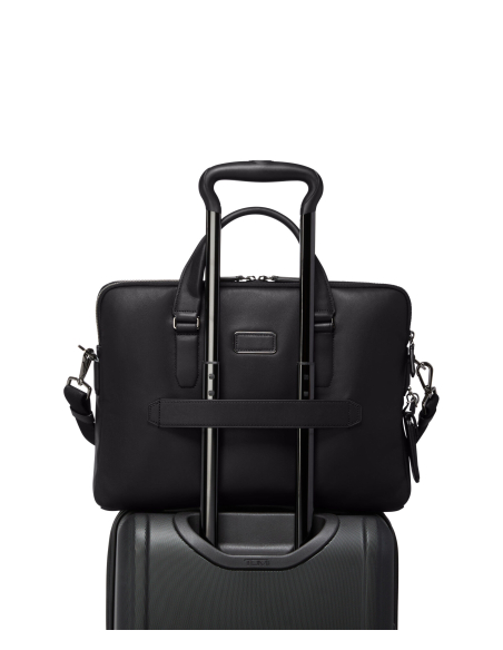 Porte-documents TUMI Harrison Sycamore cuir Black Bombe, fixation arrière sur une poignée de valise