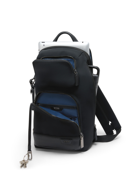 Sac sling convertible TUMI Harrison Thatcher Midnight Black, poches et rangement principal ouverts